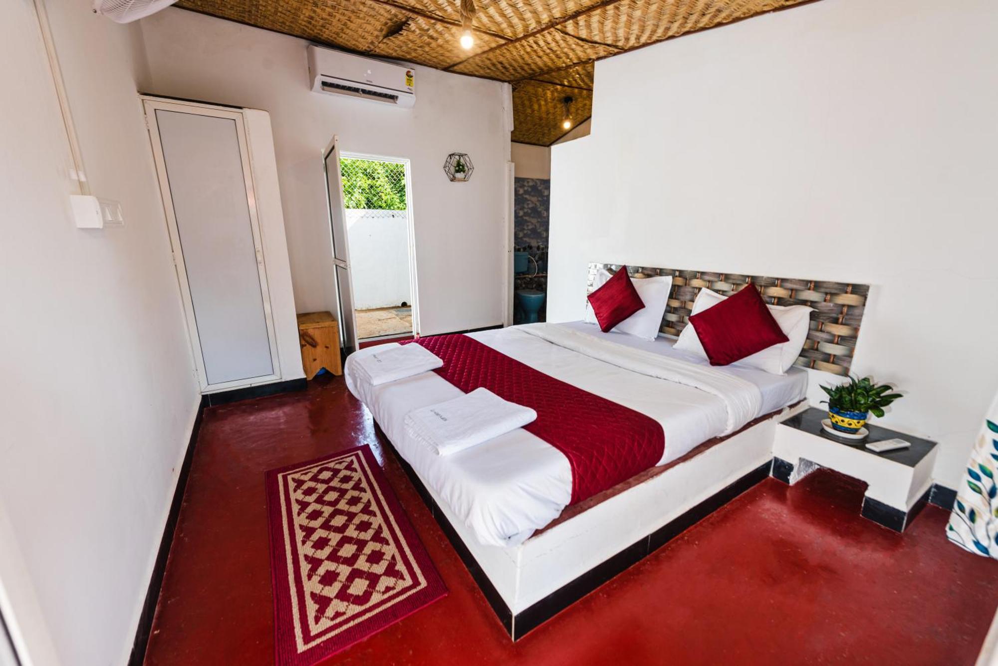 Hotel La Paulo'S Near Beach Resort Morjim Bagian luar foto