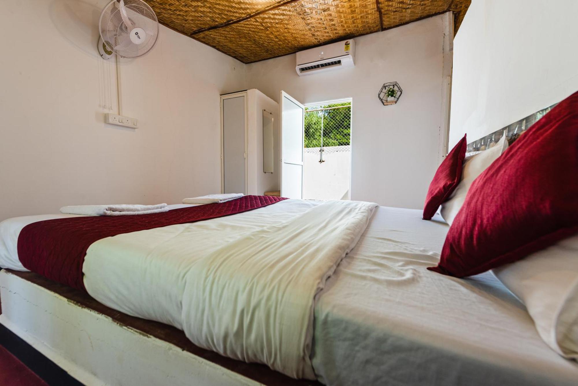 Hotel La Paulo'S Near Beach Resort Morjim Bagian luar foto